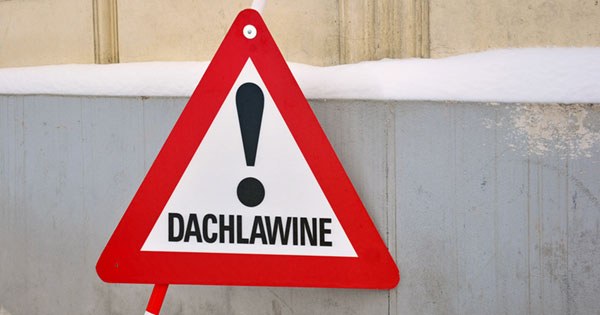 Dachlawinen-Warnschild; Bild: fotolia.de