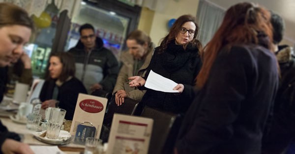 Alexandra Rezaei (MVÖ-Bundesgeschäftsführerin) im Gespräch mit Mietern der Schönbrunner Straße (c) MVÖ